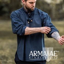 Leonardo Carbone bei Armatae.shop Mittelalter Hemd Ansbert Blau 2024bl