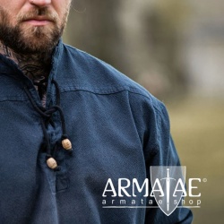 Leonardo Carbone bei Armatae.shop Mittelalter Hemd Ansbert Blau 2024bl