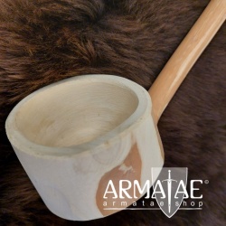 Handgefertigte Wasserkelle aus Holz bei https://armatae.shop