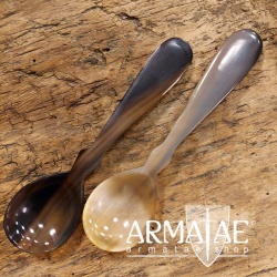 Löffel aus poliertem und versiegeltem Horn in mittlerer Größe bei https://armatae.shop