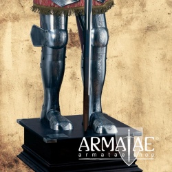 Replik einer prunkvoll geätzten und gebläuten Rüstung aus der königlichen Rüstkammer in Madrid auf https://armatae.shop