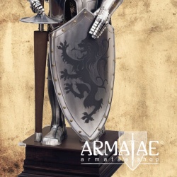Turnierrüstung mit Lanze und Schild nach einem Original aus der königlichen Rüstkammer in Madrid auf https://armatae.shop