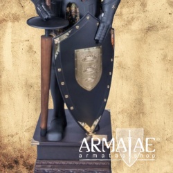 Schwarze Rüstung mit Gold Applikationen inkl. Lanze und Schild auf https://armatae.shop