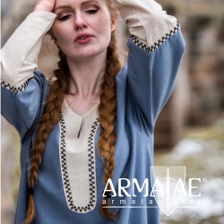 Wikingerkleid Freya in Taubenblau mit hellen Akzenten und aufwendiger von Hand gefertigter Stickerei auf https://armatae.shop