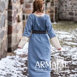 Wikingerkleid Freya in Taubenblau mit hellen Akzenten und aufwendiger von Hand gefertigter Stickerei auf https://armatae.shop