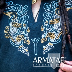 Wikinger Tunika Snorri mit Urnes Stil Handstickerei auf https://armatae.shop