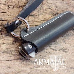 Haller Design Taschenmesser mit Flipper, Lederetui, Gürtelschlaufe und Karabiner auf https://armatae.shop