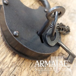Vorhängeschloss mit zwei Schlüssel und Kettenanhänger auf https://armatae.shop