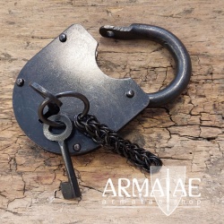 Vorhängeschloss mit zwei Schlüssel und Kettenanhänger auf https://armatae.shop