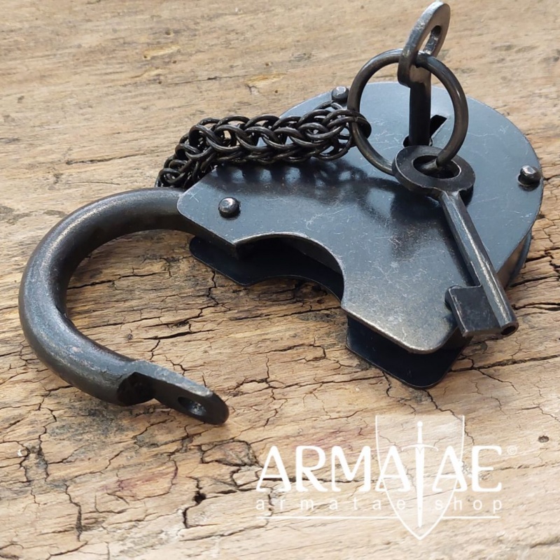 Vorhängeschloss mit zwei Schlüssel und Kettenanhänger auf https://armatae.shop