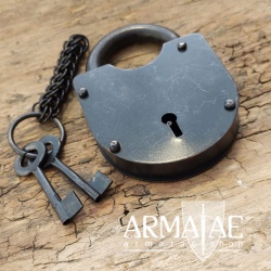 Vorhängeschloss mit zwei Schlüssel und Kettenanhänger auf https://armatae.shop
