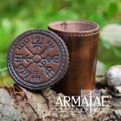 Würfelbecher mit Deckel und Vegisirprägung am Deckel aus echtem Leder auf https://armatae.shop