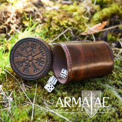 Würfelbecher mit Deckel und Vegisirprägung am Deckel aus echtem Leder auf https://armatae.shop