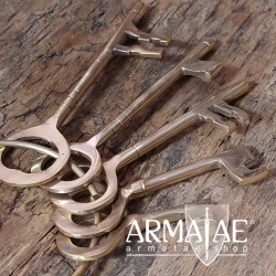 Fünf massive Schlüssel mit großem Ring, alles aus Messing, auf https://armatae.shop
