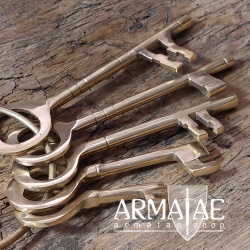 Fünf massive Schlüssel mit großem Ring, alles aus Messing, auf https://armatae.shop