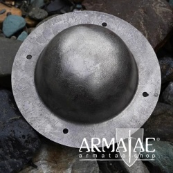 Handgefertigter, tiefer und 19 cm großer Schildbuckel aus 1,8 mm Stahlblech mit grober Flächenstruktur auf https://armatae.shop