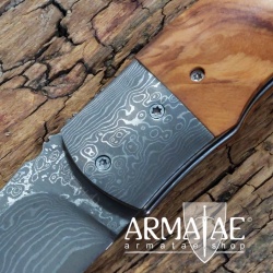 High End Damast Taschenmesser mit Olivenholz Griffschalen auf https://armatae.shop