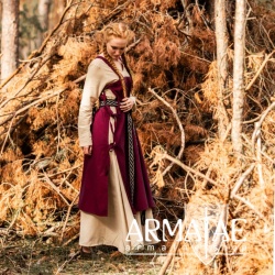 Überkleid "Hildegard" Rot auf https://armatae.shop