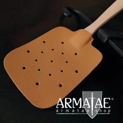 Fliegenklatsche aus Leder und Holz auf https://armatae.shop