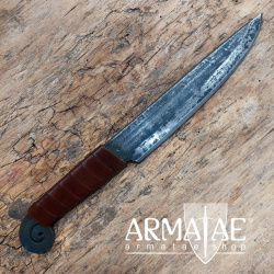 Massives Mittelalter-Messer aus gehärtetem Kohlenstoffstahl präzise geschärft
