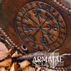 Gürteltasche mit Vegvisir-Prägung, Leder, Braun auf https://armatae.shop