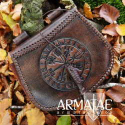 Gürteltasche mit Vegvisir-Prägung, Leder, Braun auf https://armatae.shop