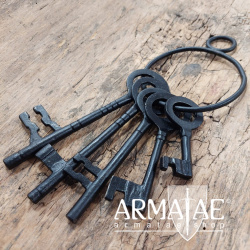 Fünf massive Schlüssel mit großem Ring, alles aus geschwärztem Stahl, auf https://armatae.shop