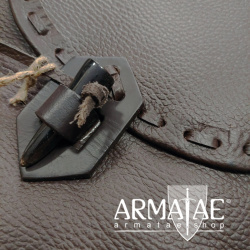 Robuste hochwertige Umhängetasche aus genarbtem Rindsleder auf https://armatae.shop