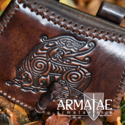 Gürteltasche mit Drachen-Prägung, Leder, Braun auf https://armatae.shop