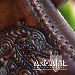 Gürteltasche mit Drachen-Prägung, Leder, Braun auf https://armatae.shop