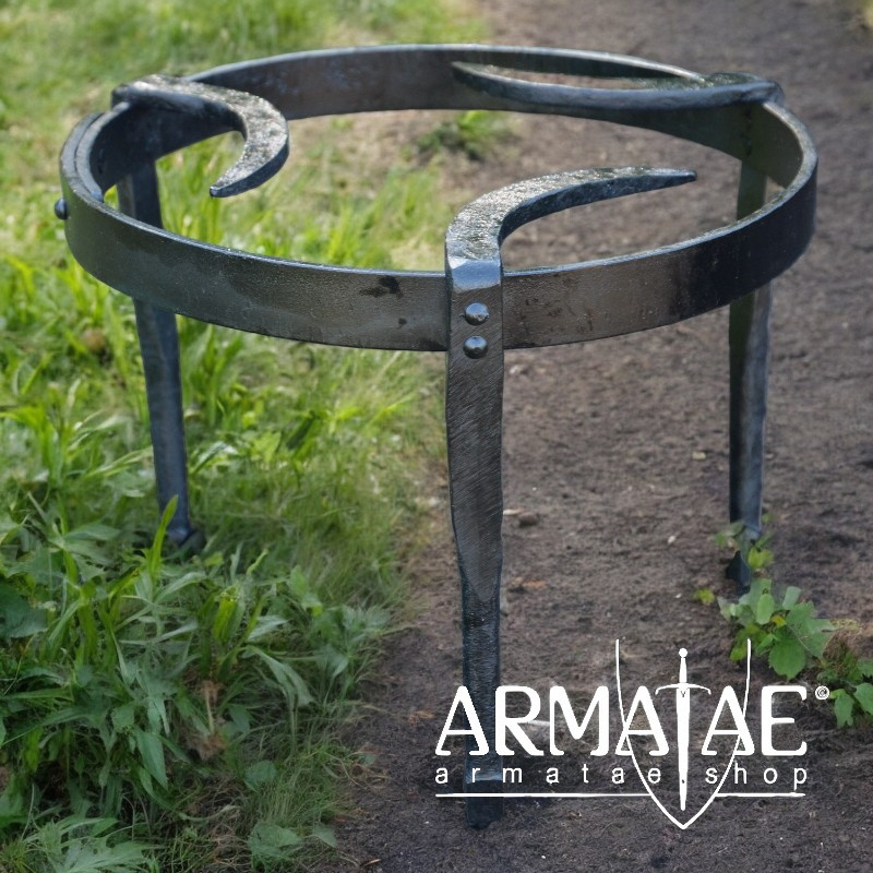 Mittelalterliches Dreibein, Pfannenrost, geschmiedet aus Stahl, rund auf https://armatae.shop