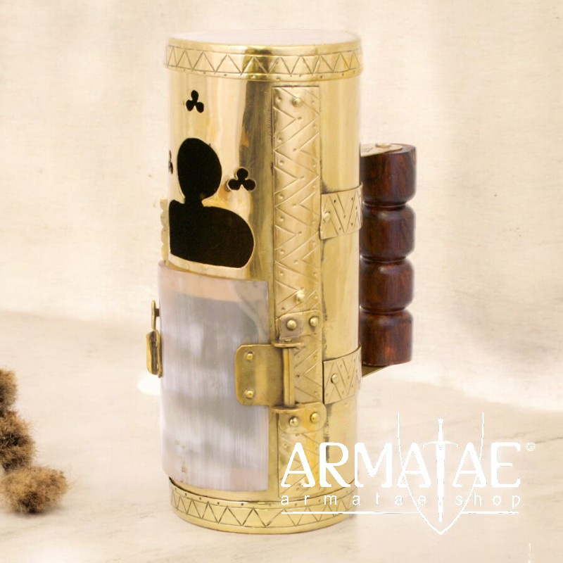 Laterne mit Horntür und Holzgriff auf https://armatae.shop