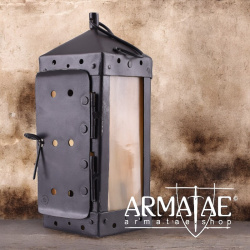 Quadratische Mittelalter-Laterne mit Hornfenstern, handgefertigt auf https://armatae.shop