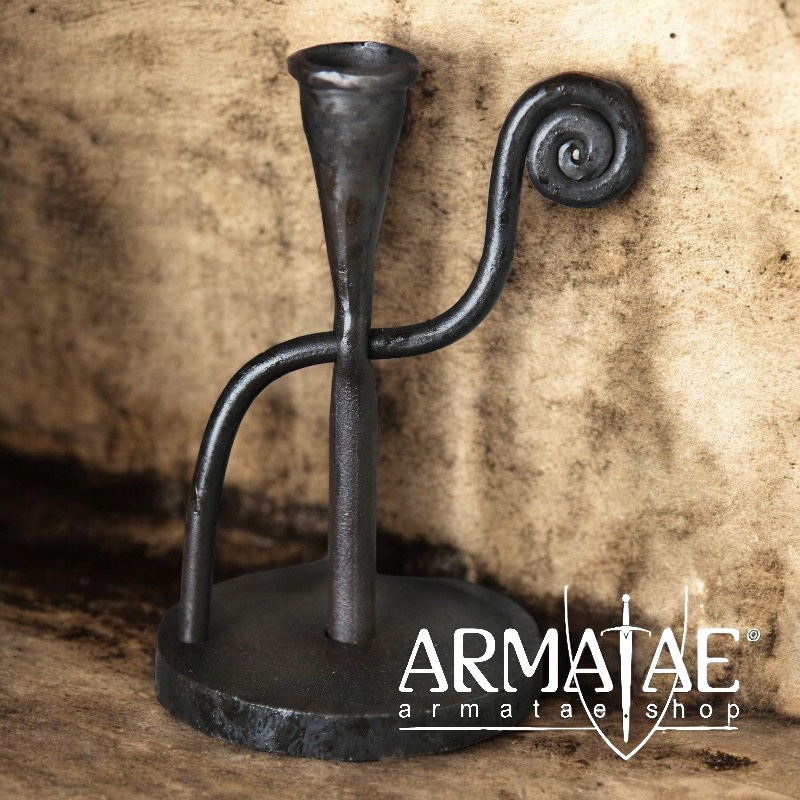 Handgeschmiedeter Kerzenständer im historischen Design auf https://armatae.shop