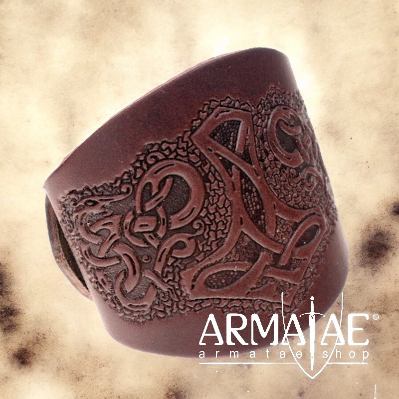 Lederarmband geprägt "Mjölnir" auf https://armatae.shop