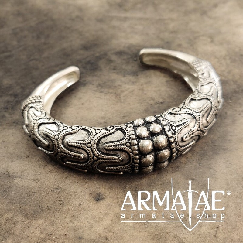 Schwerer Wikinger-Armreif "Hornelund" aus versilberter Bronze auf https://armatae.shop