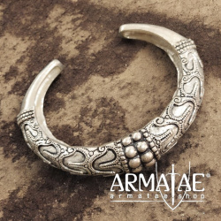 Schwerer Wikinger-Armreif "Hornelund" aus versilberter Bronze auf https://armatae.shop