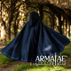 Kinderumhang mit Stickerei Wolle "Hedda" Blau auf https://armatae.shop