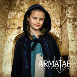 Kinderumhang mit Stickerei Wolle "Hedda" Blau auf https://armatae.shop