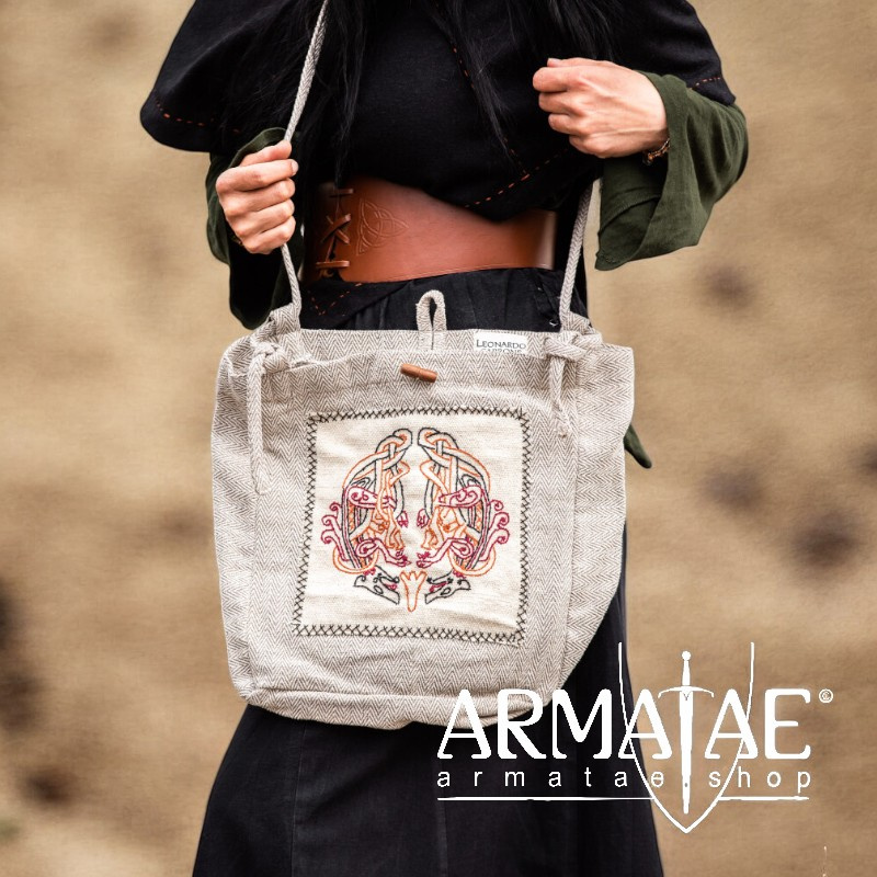 Umhängetasche mit Wikinger Stickerei "Tora" Natur auf https://armatae.shop