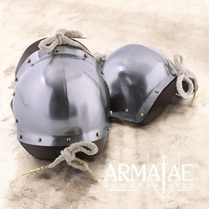 Kniebuckel (Paar), Leder, Stahl poliert auf https://armatae.shop