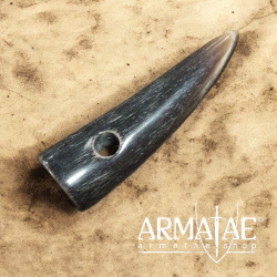 Knebel / Knopf aus Horn mit einem Loch auf https://armatae.shop