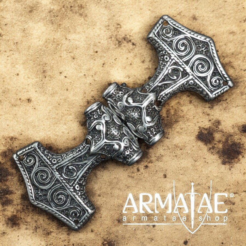 Mächtige Schließe Mjölnir Silberfarben auf https://armatae.shop