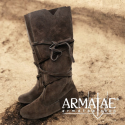 Veloursleder Stiefel  dunkelbraun auf https://armatae.shop