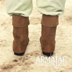 Mittelalterlicher Stiefel mit Stulpe "Aurin" Braun auf https://armatae.shop