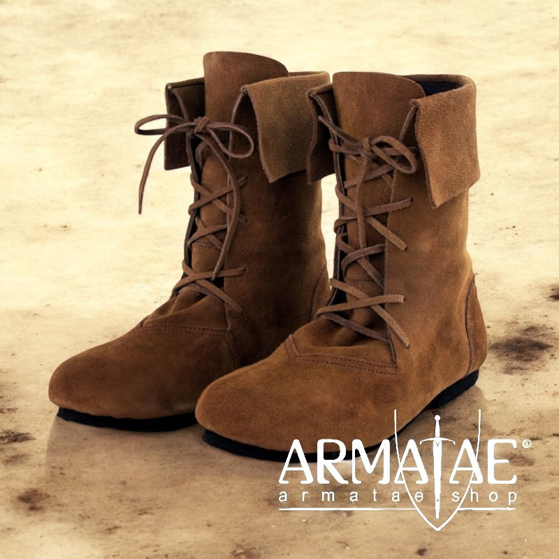 Mittelalterlicher Stiefel mit Stulpe "Aurin" Braun auf https://armatae.shop