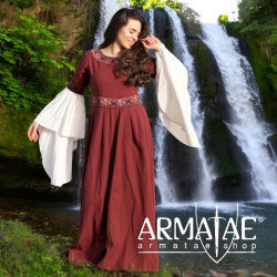 Edles Kleid mit Bordüre "Yala" Burgund auf https://armatae.shop