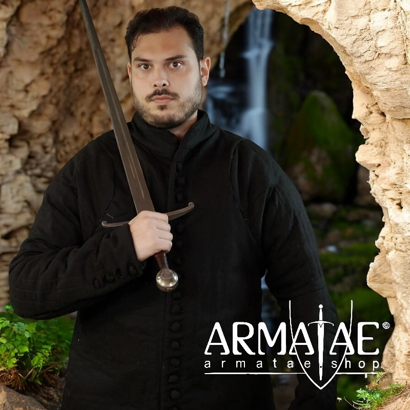 Schwarzer Gambeson geknöpft auf https://armatae.shop