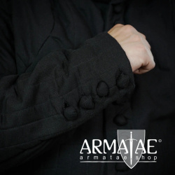 Schwarzer Gambeson geknöpft auf https://armatae.shop