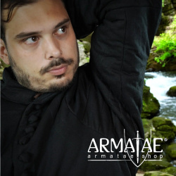 Schwarzer Gambeson geknöpft auf https://armatae.shop